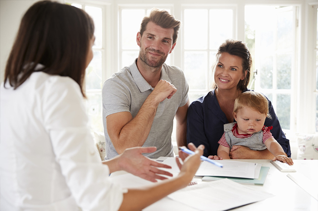 Familie, die bei einem Beratungsgespräch sitzt